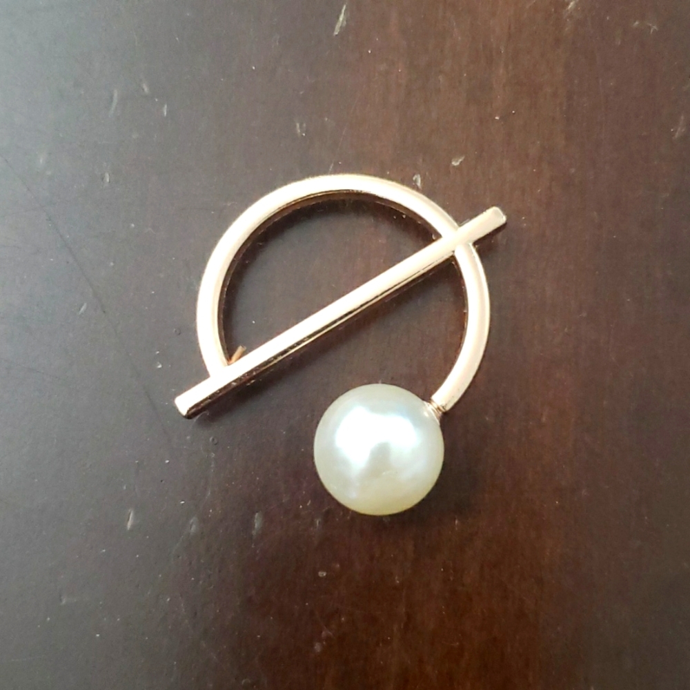 Gold color brooch‎ with pearl
